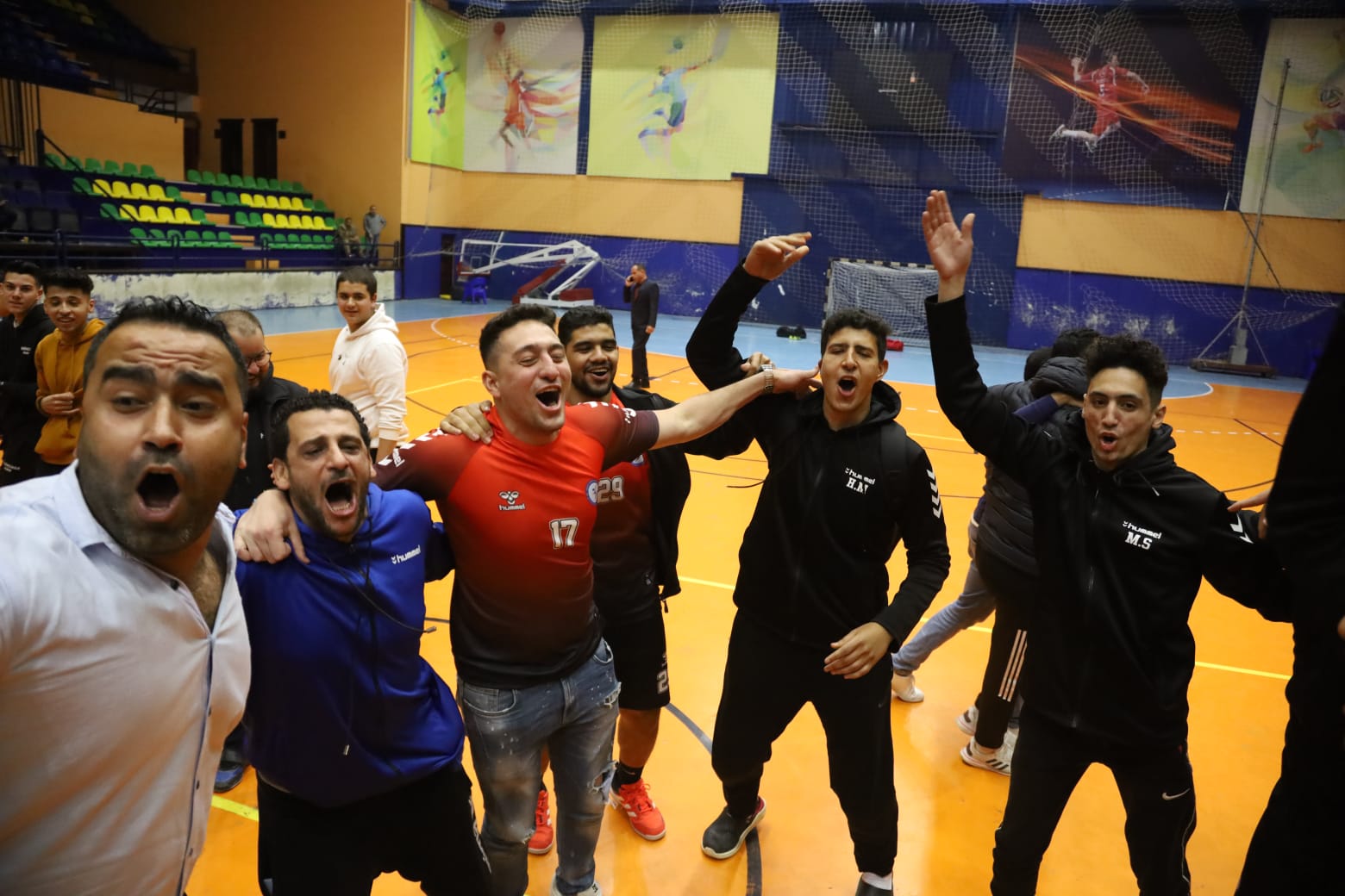 جانب من فرحة اللاعبين بالتأهل لدوري المحترفين بعد الفوز على طنطا