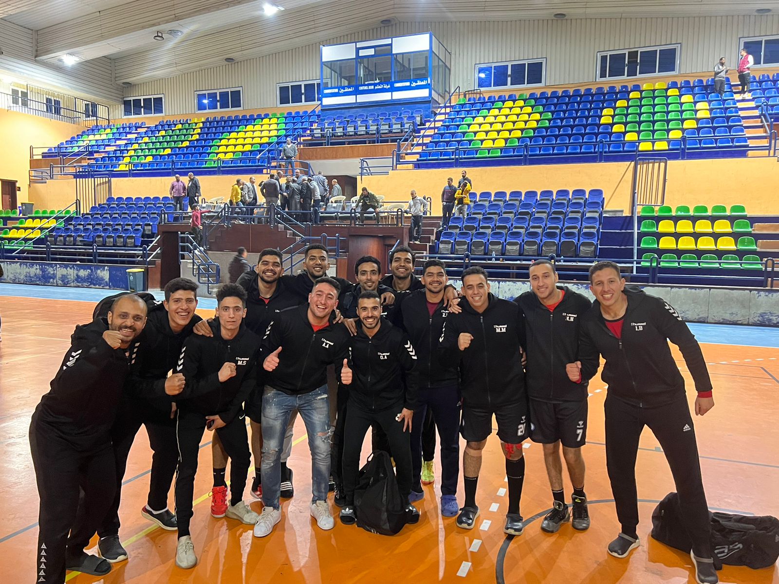 جانب من فرحة اللاعبين بالتأهل لدوري المحترفين بعد الفوز على طنطا