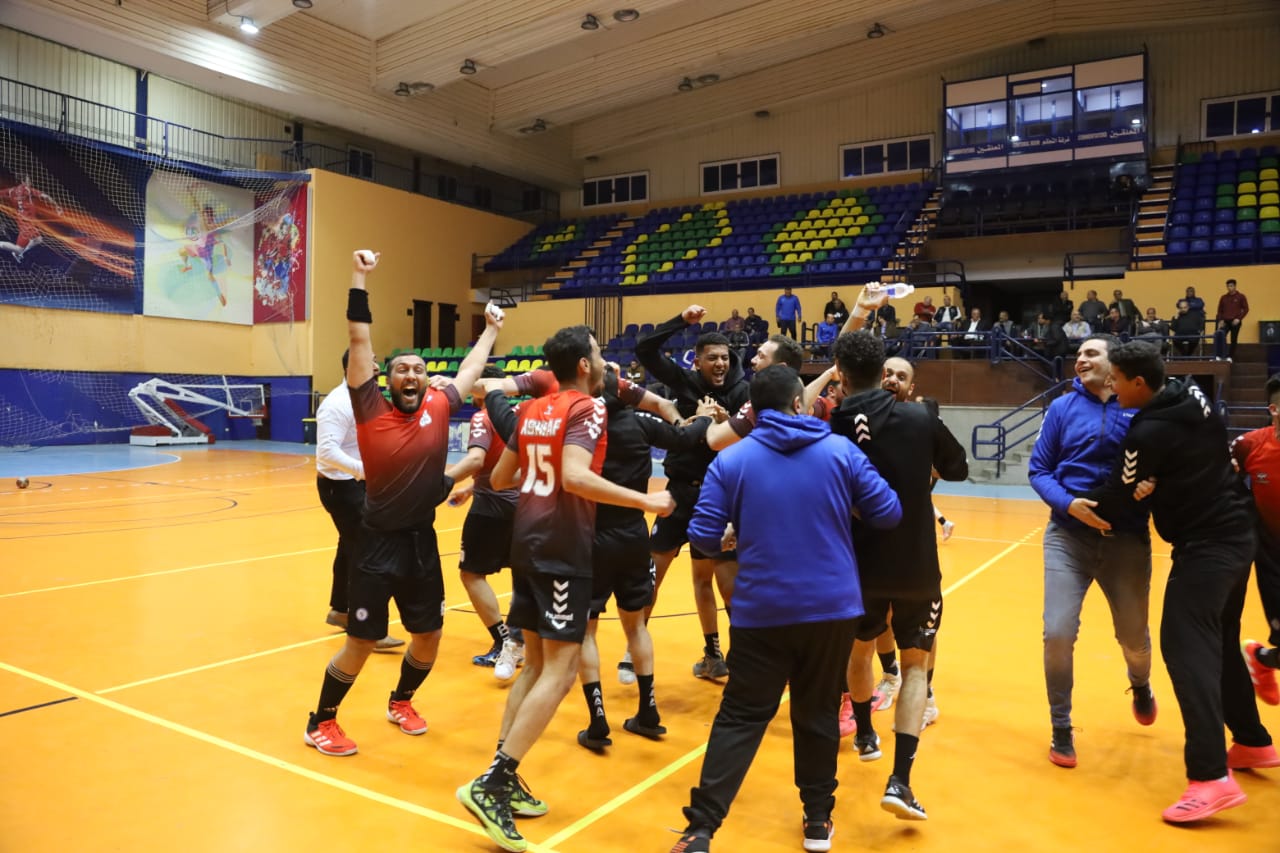 جانب من فرحة اللاعبين بالتأهل لدوري المحترفين بعد الفوز على طنطا