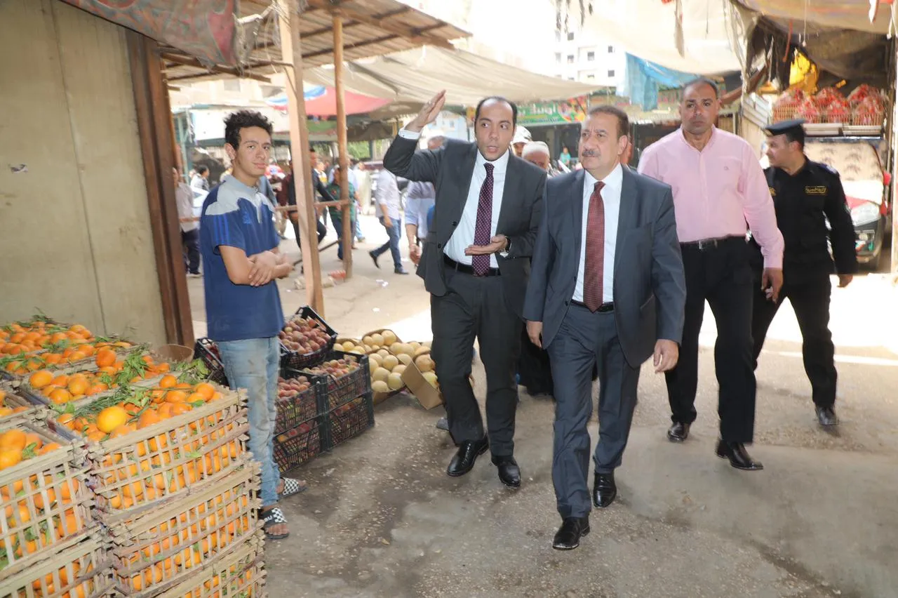 محافظ المنوفية فى سوق الخضار
