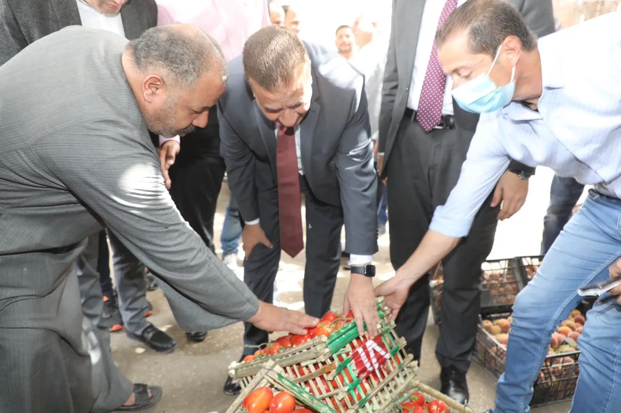 محافظ المنوفية فى سوق الخضار