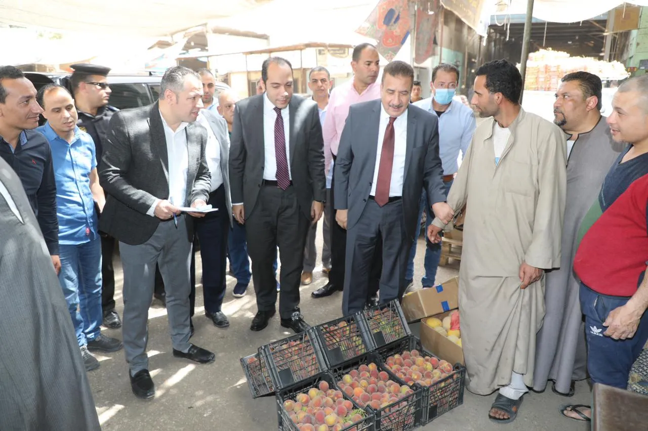 محافظ المنوفية فى سوق الخضار