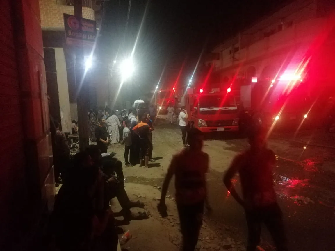 إصابة 3 أشخاص فى حريق هائل اندلع في 5 منازل ببنها