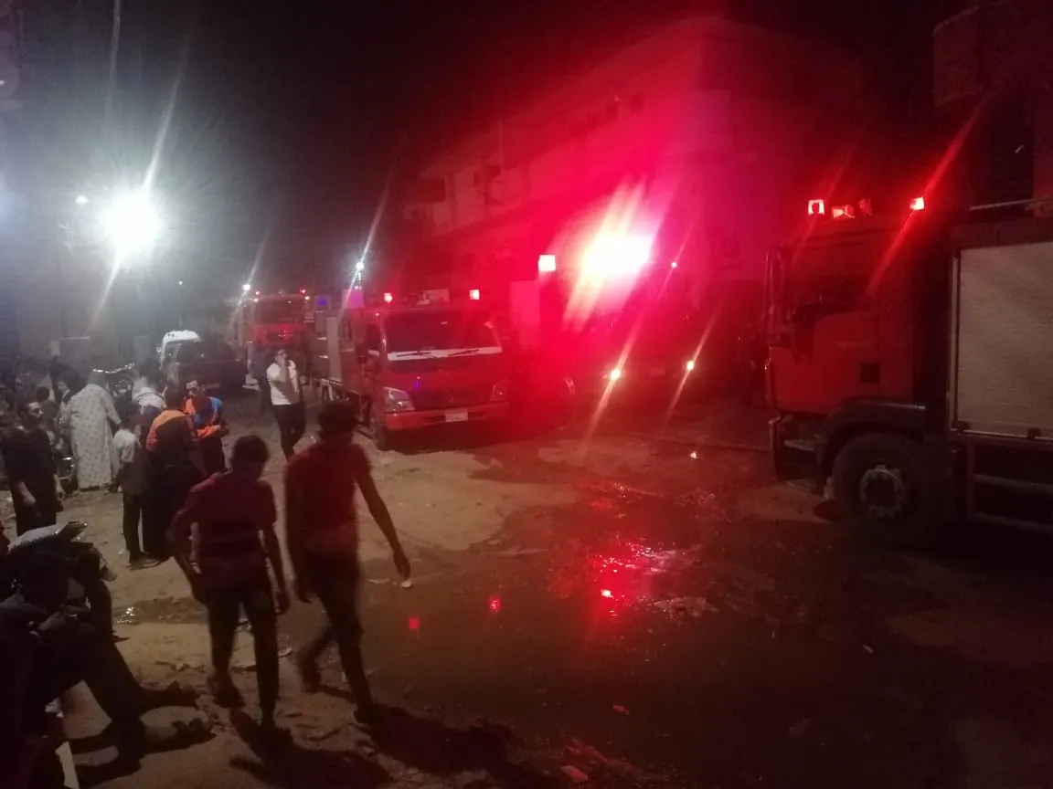 إصابة 3 أشخاص فى حريق هائل اندلع في 5 منازل ببنها