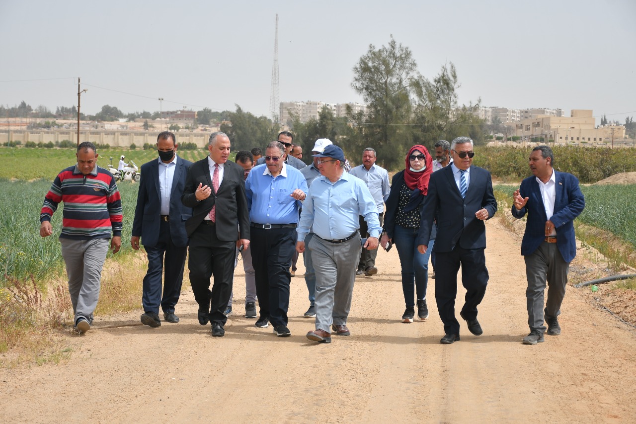 جانب من زيارة وزير الري لمحطة الأبحاث 