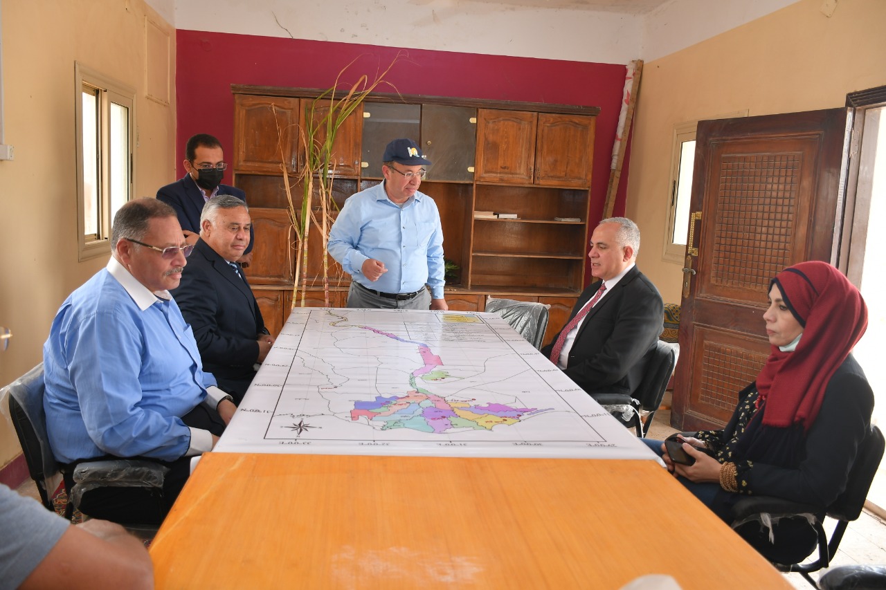 جانب من زيارة وزير الري لمحطة الأبحاث 