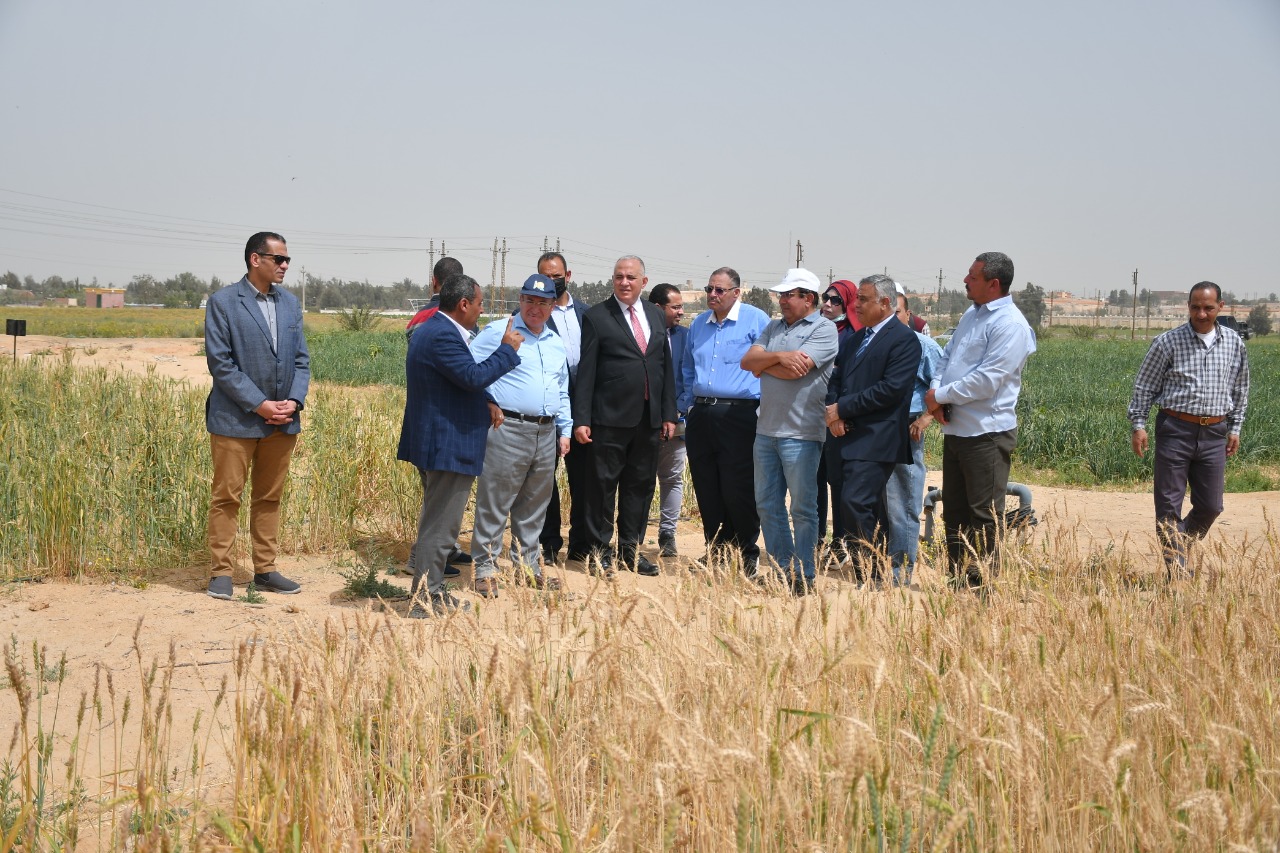 جانب من زيارة وزير الري لمحطة الأبحاث 