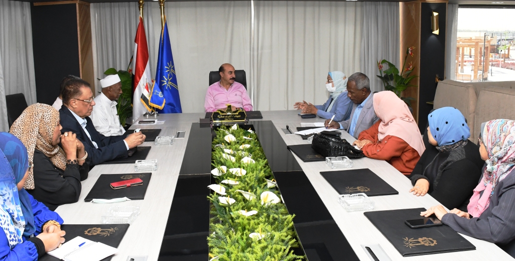 محافظ أسوان يلتقي بأعضاء المجلس القومي للمرأة