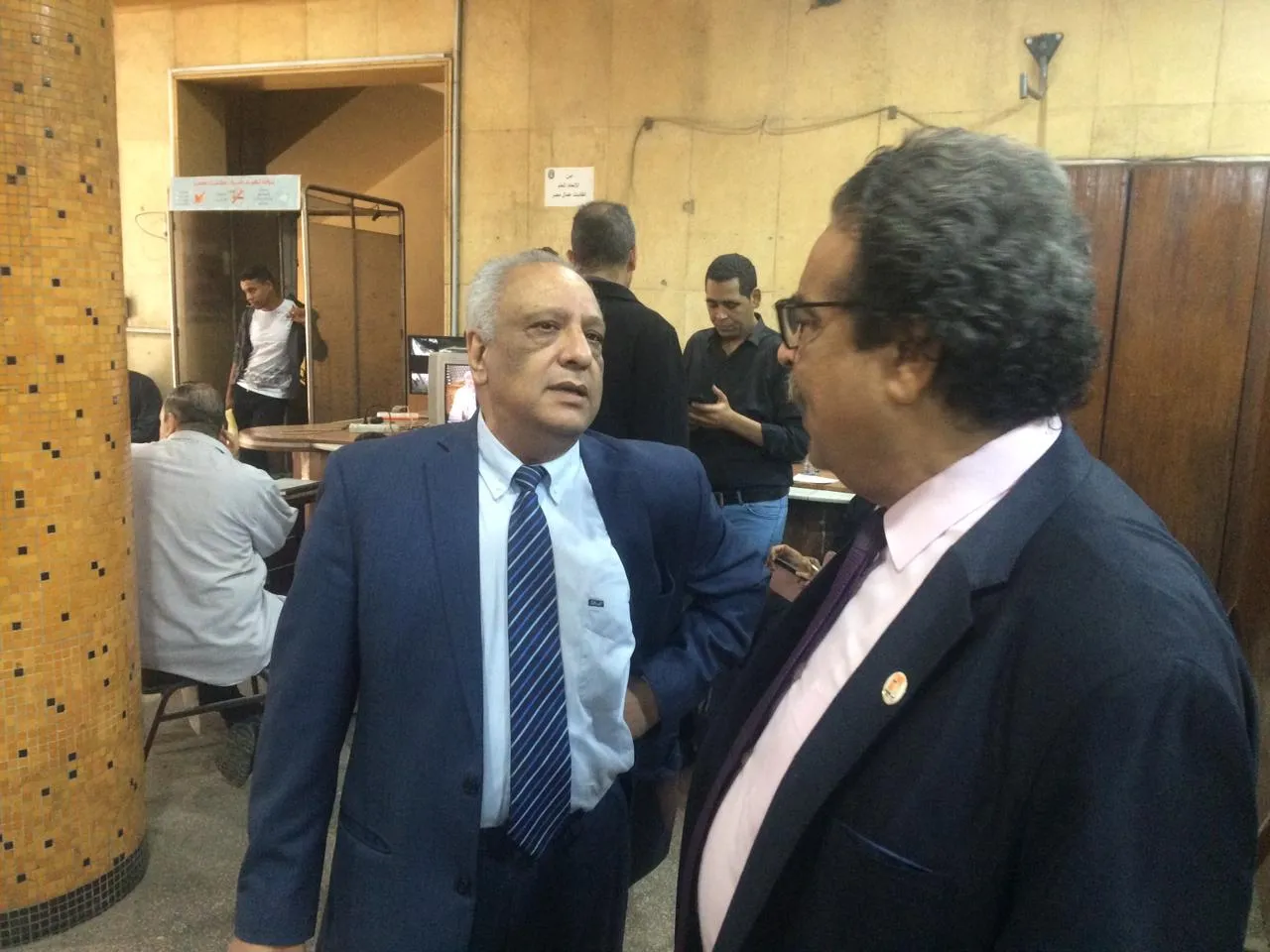 نقاش ودي بين المرشحين