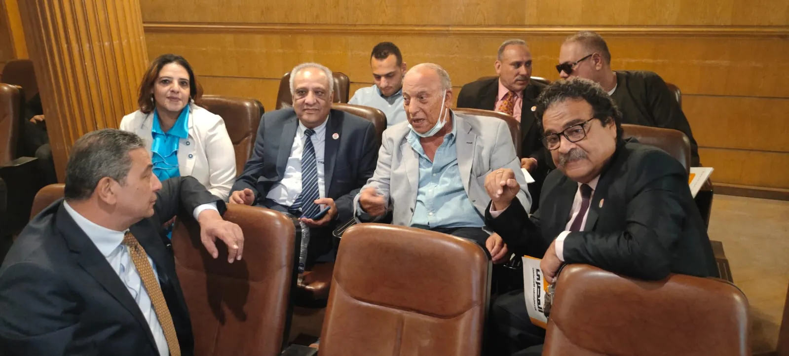 نقاش ودي بين المرشحين