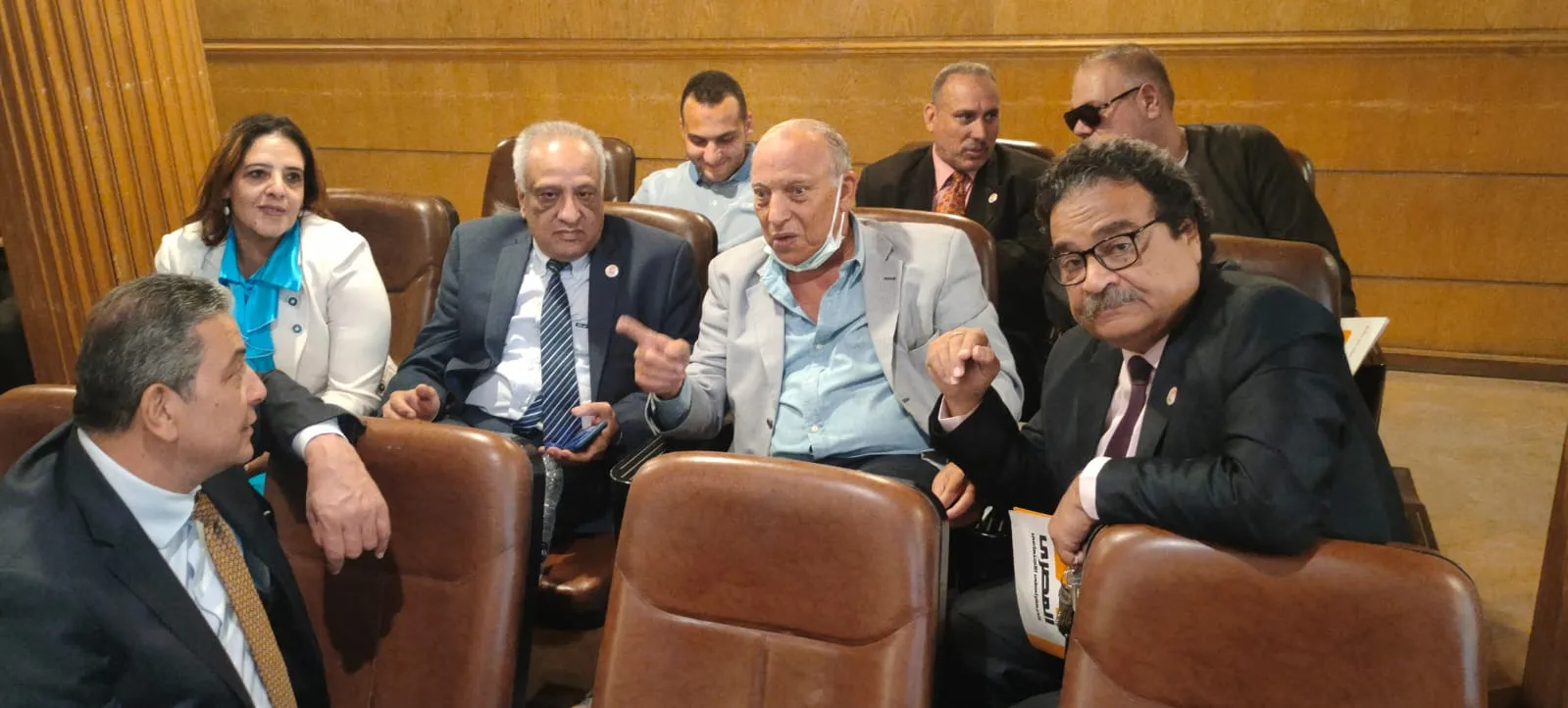 نقاش ودي بين المرشحين