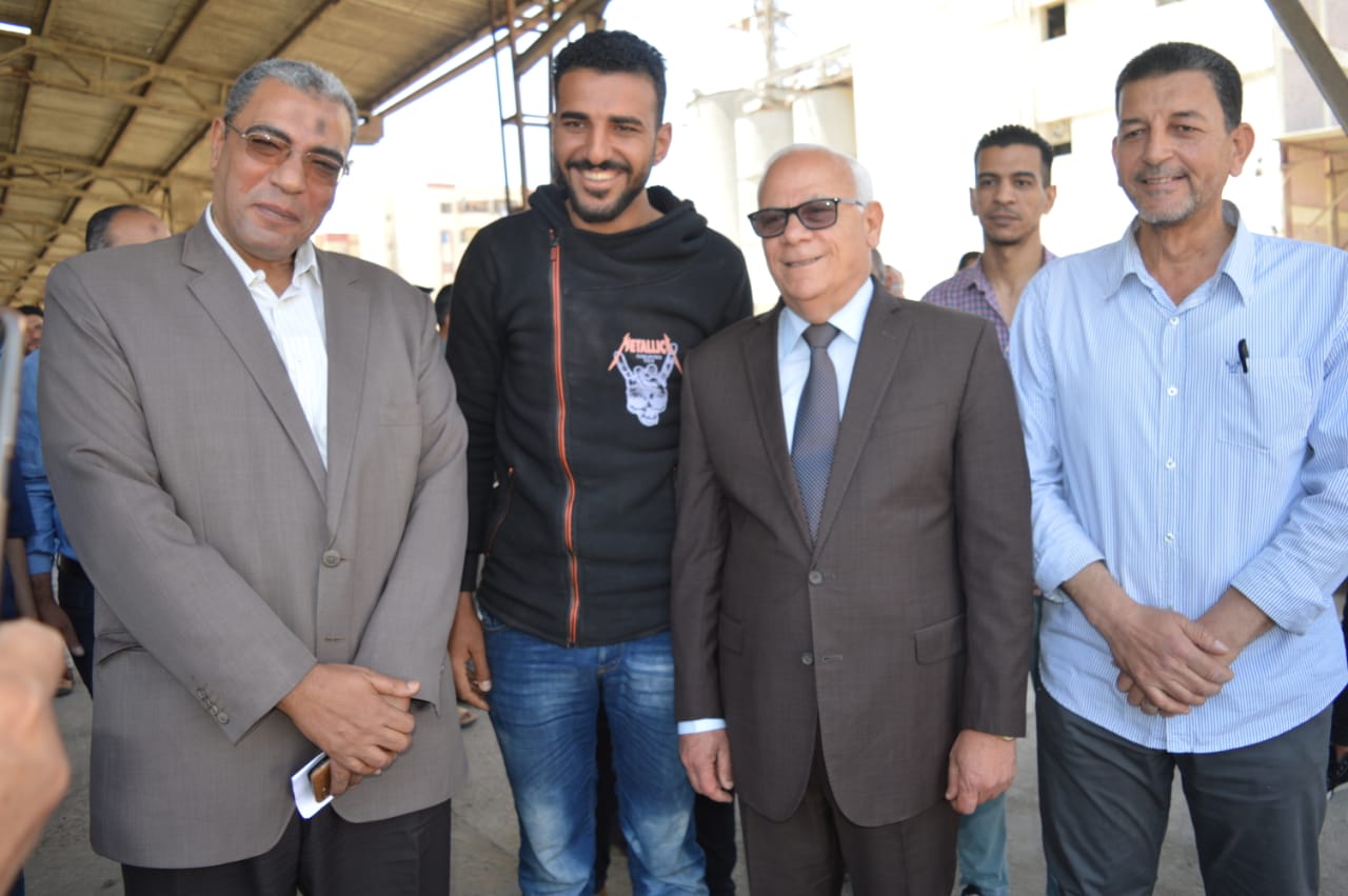 محافظ بورسعيد يشيد بجهود المزارعين
