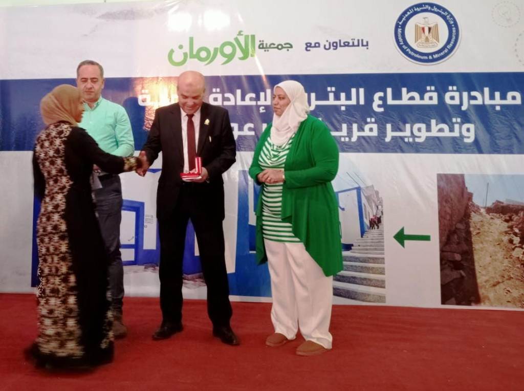 تسليم عقود 50 منزلا لمتضرري السيول بأسوان