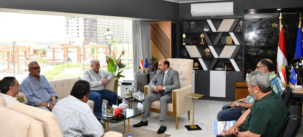 محافظ أسوان ورئيس شركة المقاولون العرب