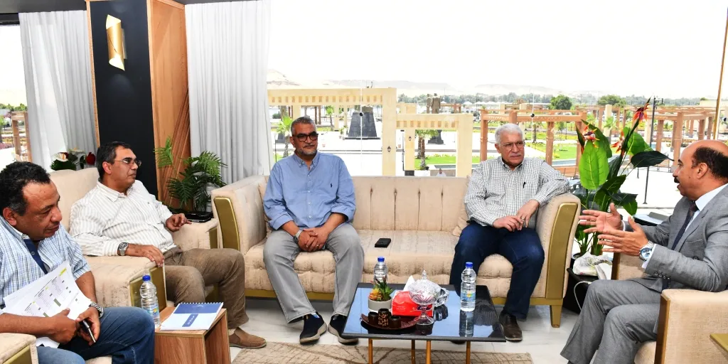 محافظ أسوان ورئيس شركة المقاولون العرب