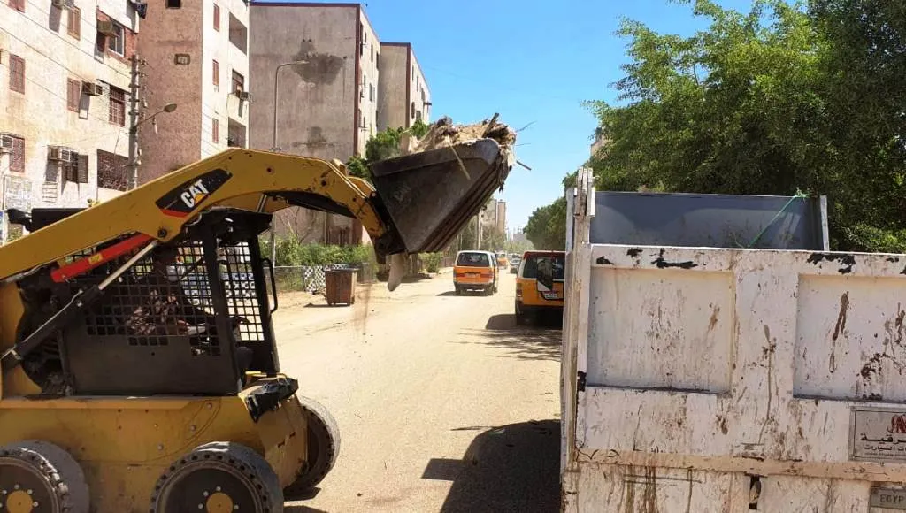 رفع أكثر من 100 طن تراكمات ومخلفات بشوارع إدفو بأسوان
