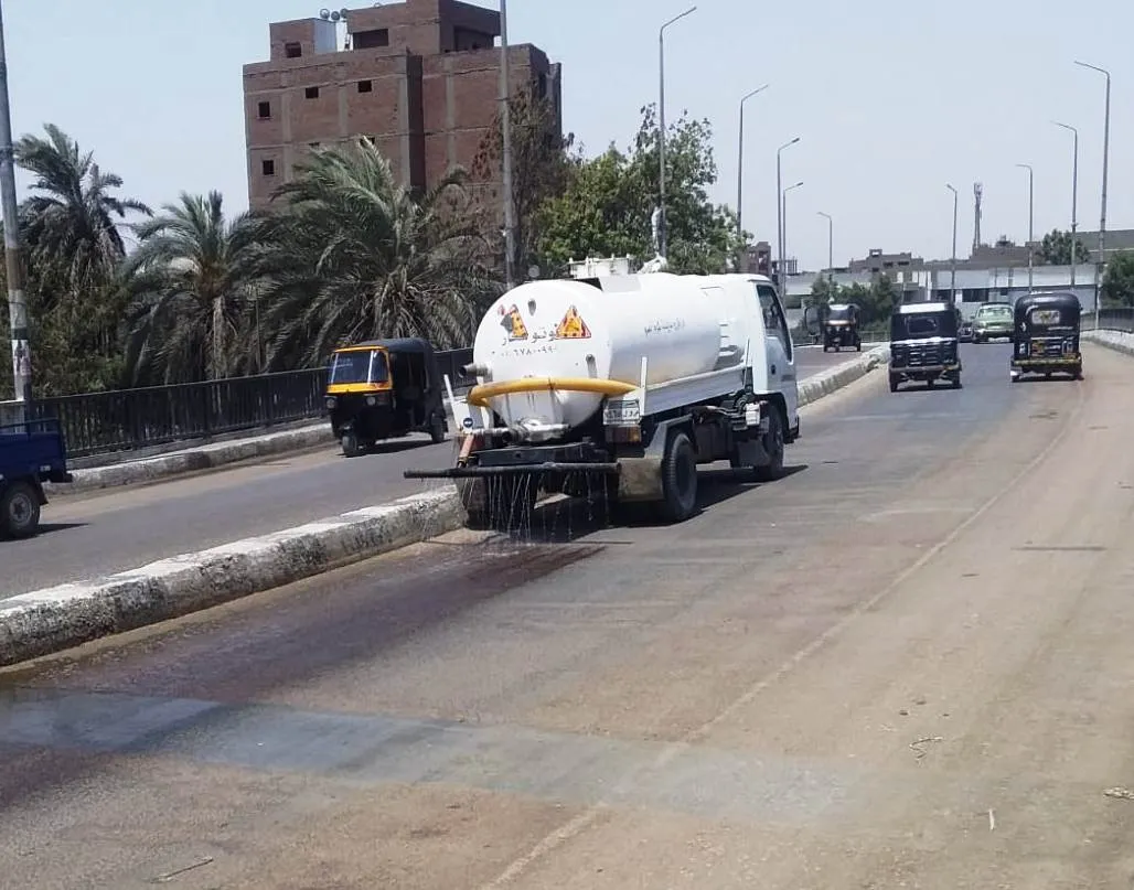 رفع أكثر من 100 طن تراكمات ومخلفات بشوارع إدفو بأسوان