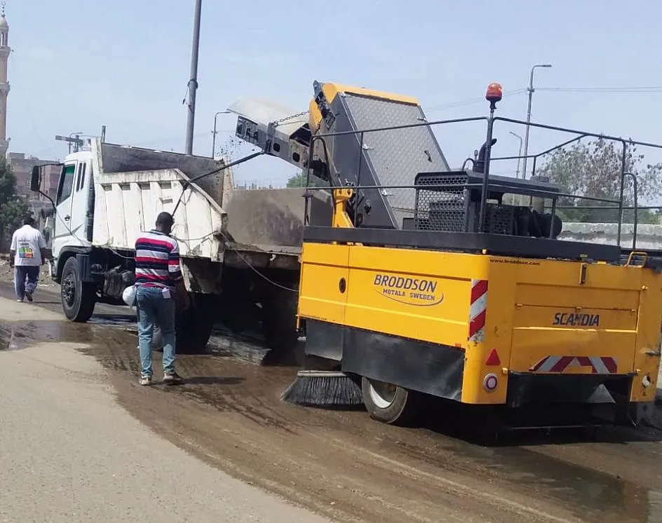 رفع أكثر من 100 طن تراكمات ومخلفات بشوارع إدفو بأسوان