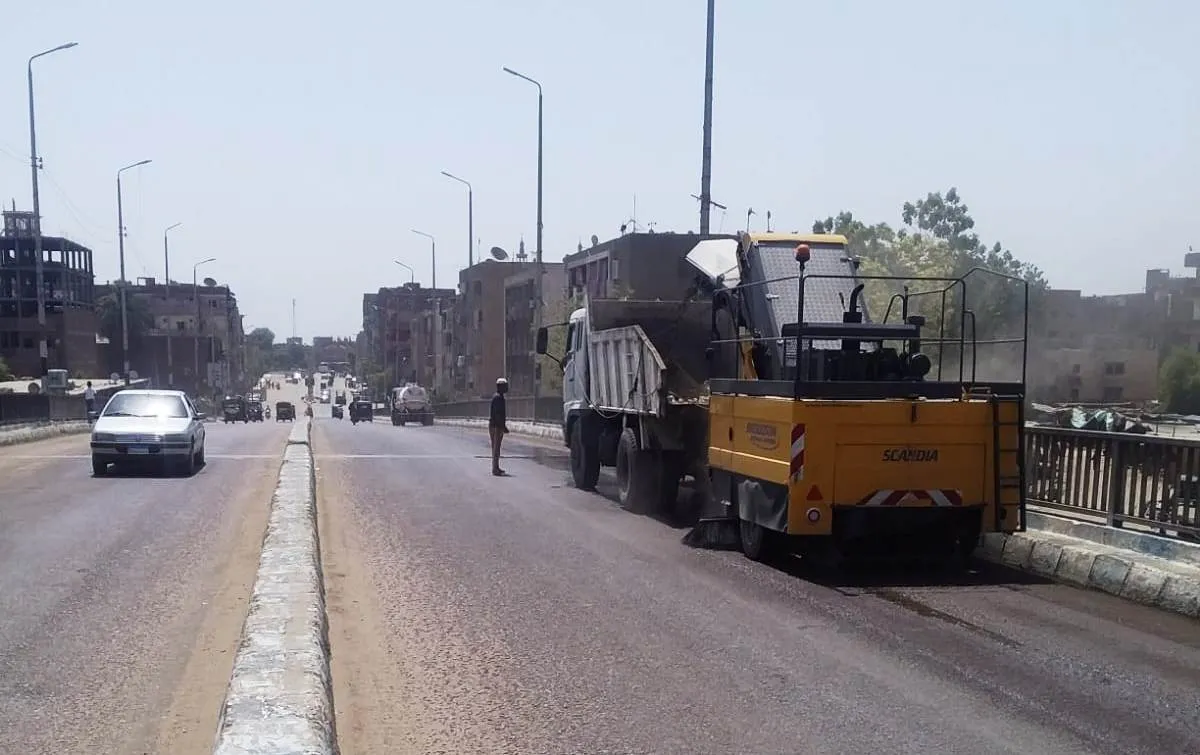 رفع أكثر من 100 طن تراكمات ومخلفات بشوارع إدفو بأسوان