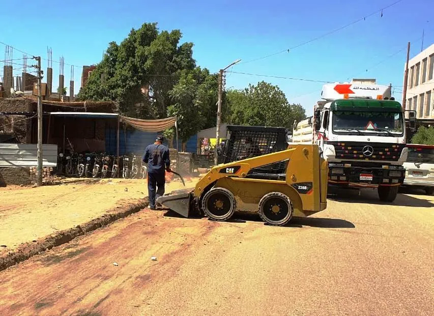 رفع أكثر من 100 طن تراكمات ومخلفات بشوارع إدفو بأسوان