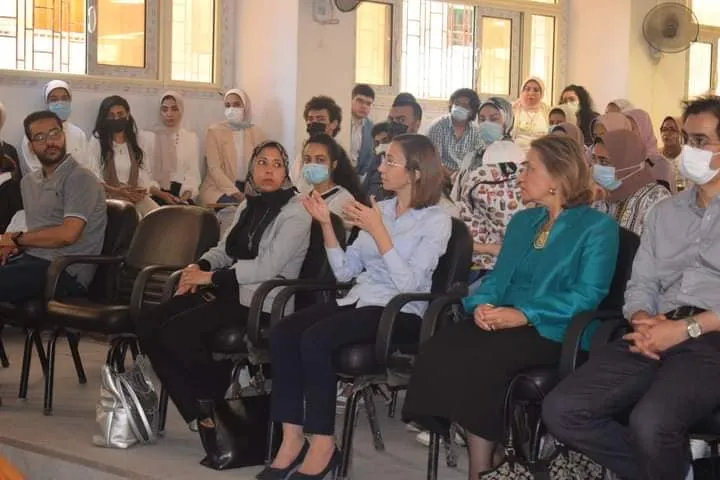 طلاب العمارة بكلية الفنون الجميلة بالإسكندرية