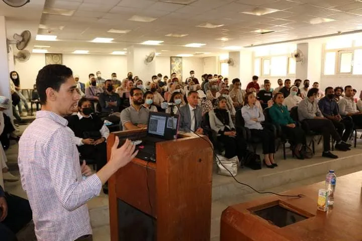 طلاب العمارة بكلية الفنون الجميلة بالإسكندرية