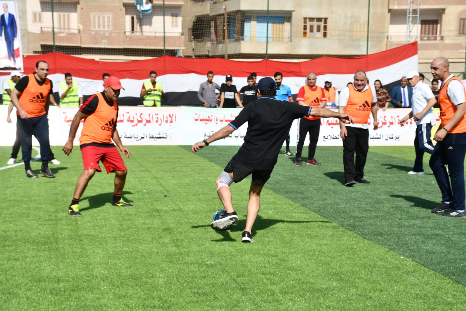 وزير الرياضة يشارك في مباراة كرم قدم خلال افتتاح مركز شباب مدينة شبين بالقليوبية