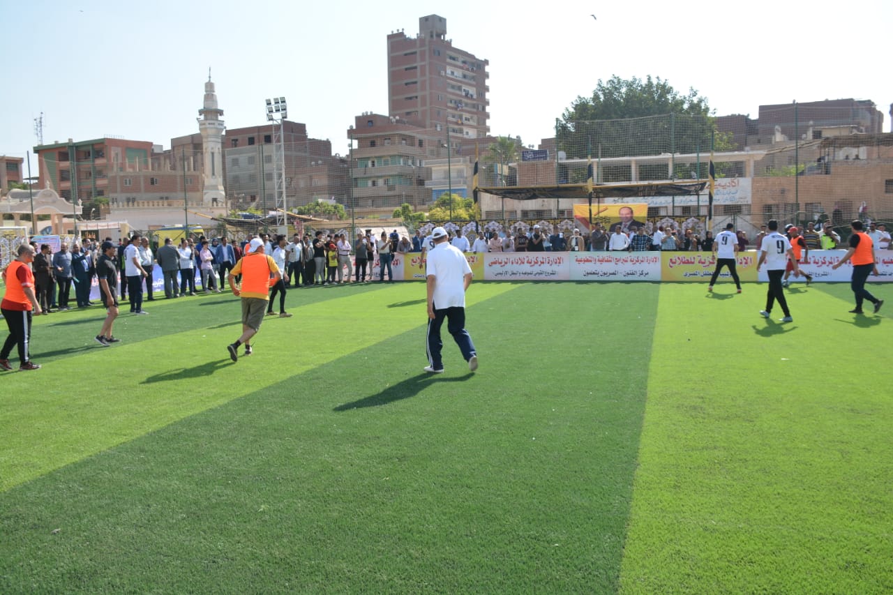 وزير الرياضة يشارك في مباراة كرم قدم خلال افتتاح مركز شباب مدينة شبين بالقليوبية