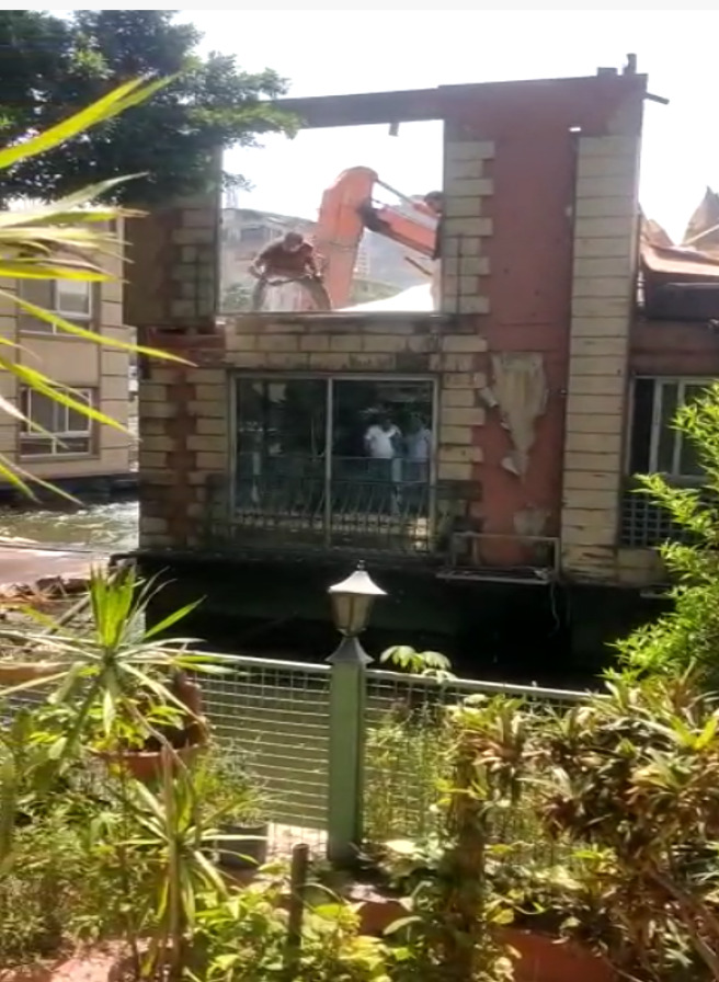 الرى تنجح في إزالة ٣ عائمات مخالفة بمنطقة الكيت كات بالجيزة