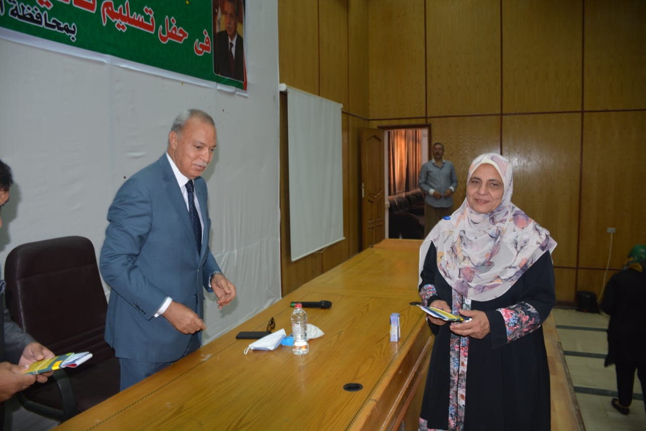 محافظ القليوبية يسلم تأشيرات لـ135 حاجا من الجمعيات الأهلية