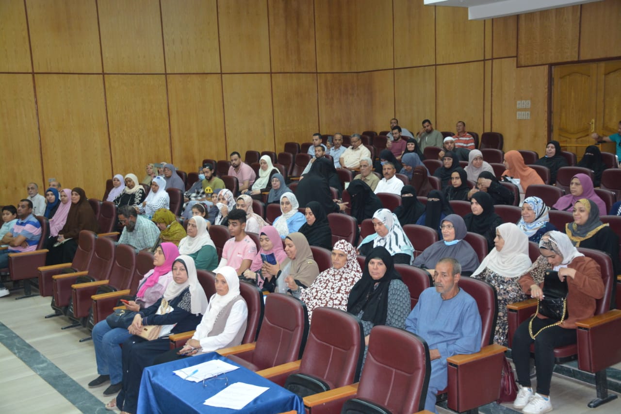 محافظ القليوبية يسلم تأشيرات لـ135 حاجا من الجمعيات الأهلية