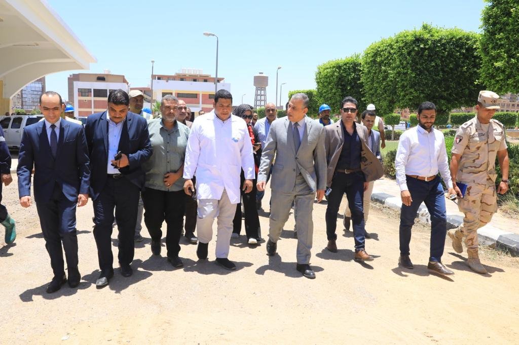 محافظ سوهاج يتفقد عدد من مشروعات المبادرة الرئاسية لتطوير الريف المصري 
