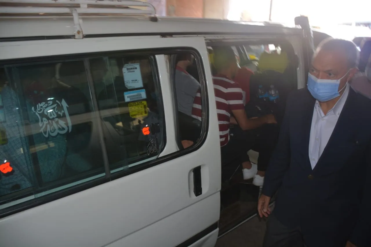 محافظ القليوبية يتفقد مواقف سيارات الأجرة�