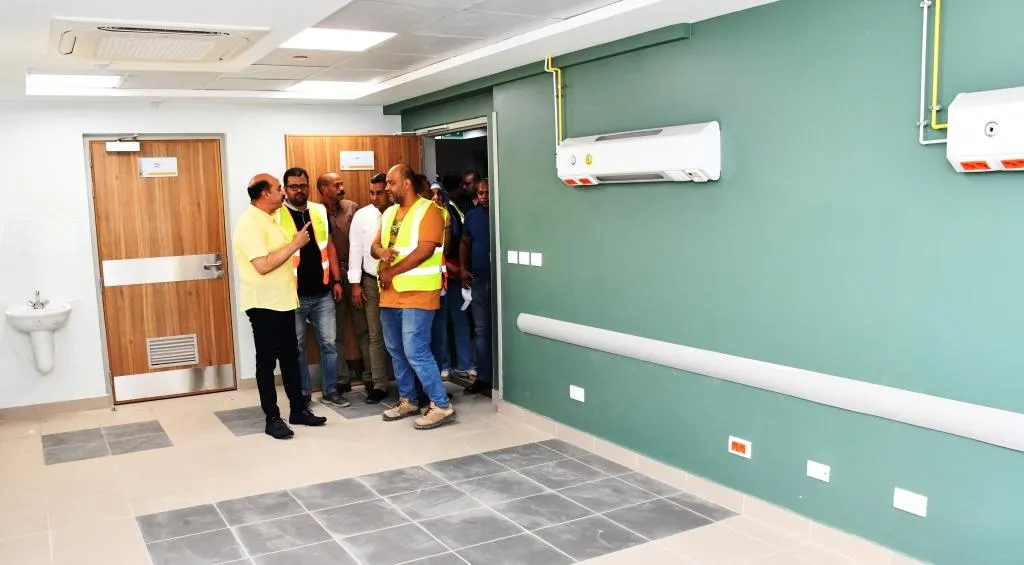 محافظ أسوان يتابع منظومة التأمين الشامل