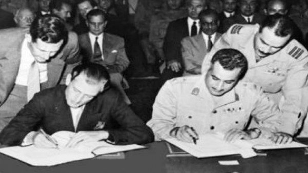 جمال عبد الناصر يوقع اتفاقية الجلاء