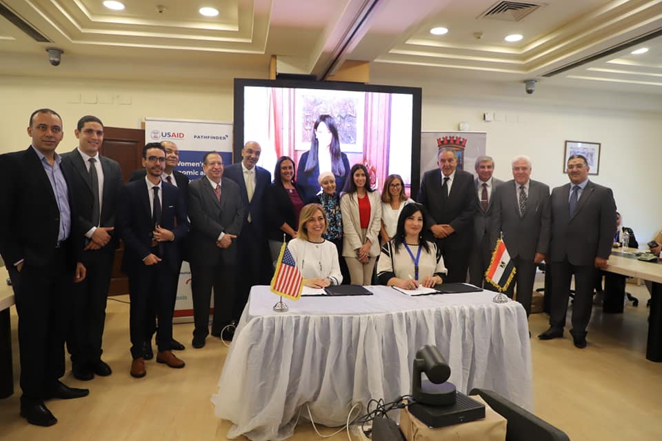 جانب من التوقيع 