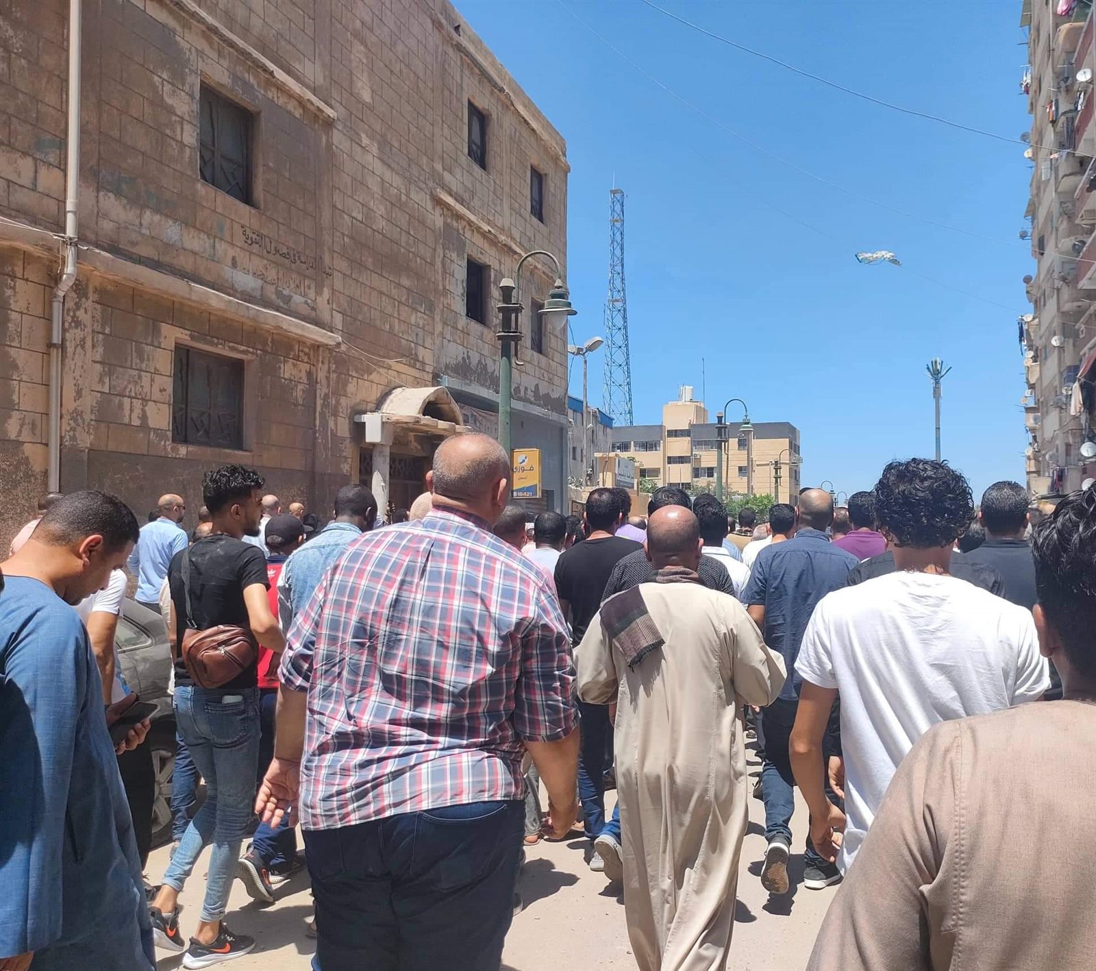  أهالي الإسكندرية يشيعيون جنازة أشهر بائع فريسكا في مصر