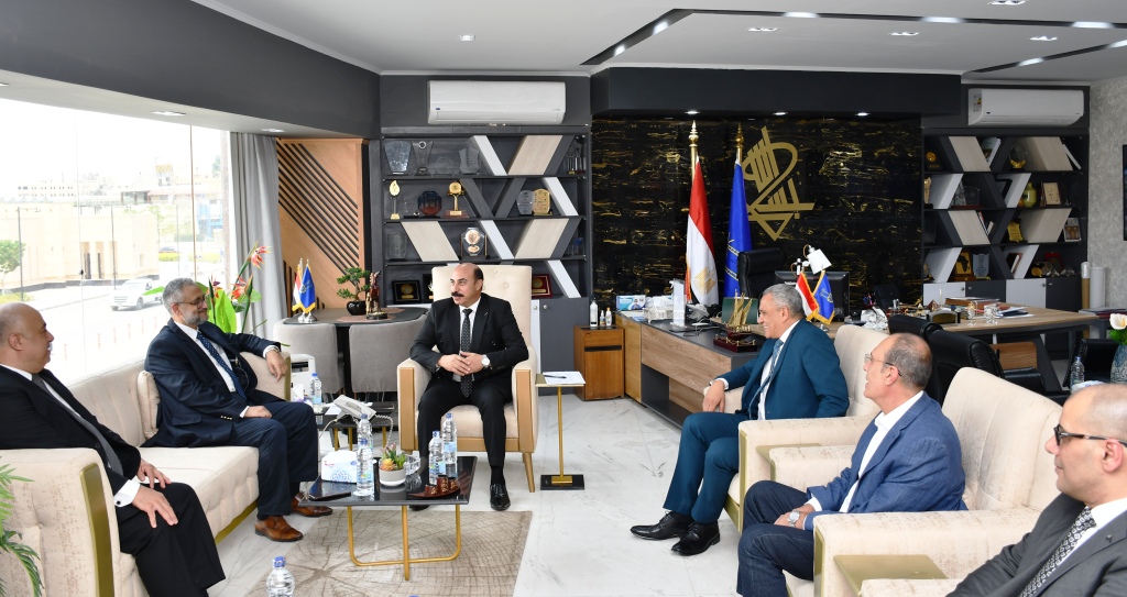 لقاء وفد وزارة التخطيط بمحافظ أسوان