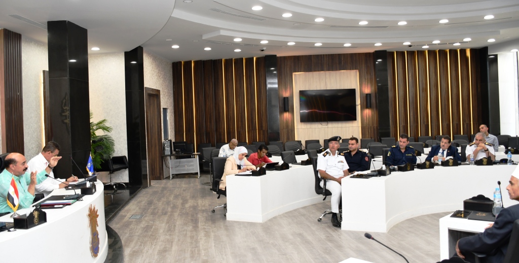 محافظ أسوان مع المجلس التنفيذى 