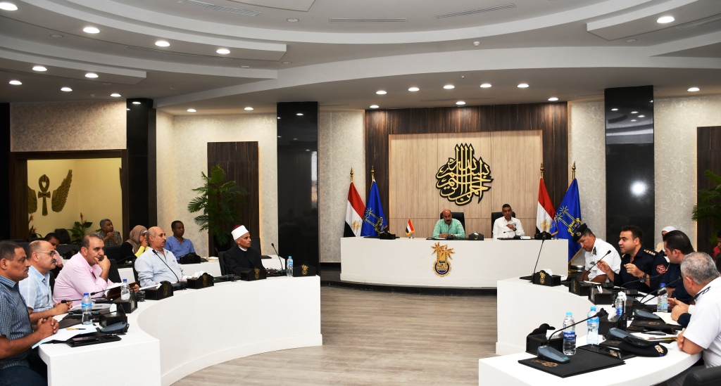 محافظ أسوان مع المجلس التنفيذى 