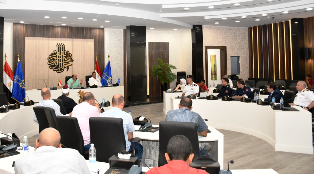 محافظ أسوان مع المجلس التنفيذى 