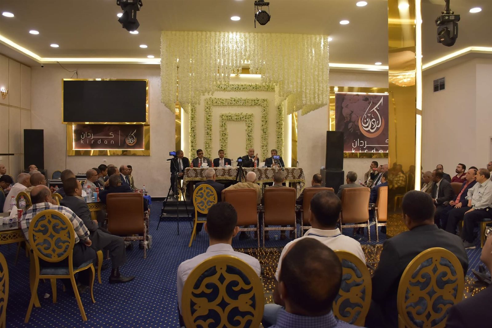 سامح عاشور يلتقي بالمحامين