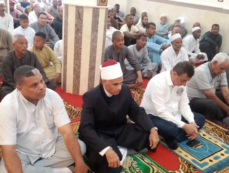 السكرتير العام يفتتح مسجدا بأسوان