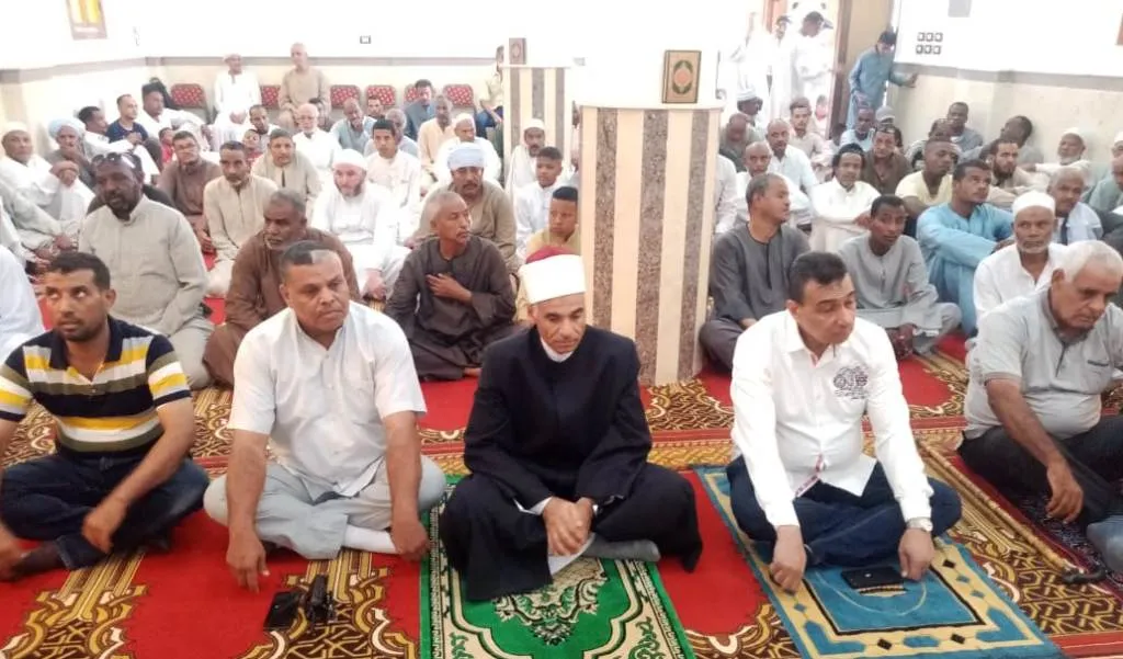 السكرتير العام يفتتح مسجدا بأسوان