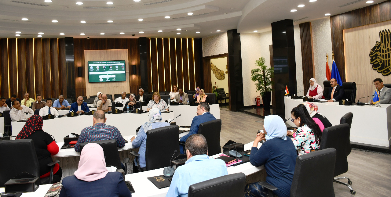 محافظ أسوان خلال الاجتماع