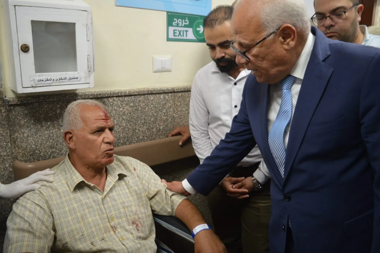 محافظ بورسعيد يزور مصابي حادث طريق 30 يونيو 