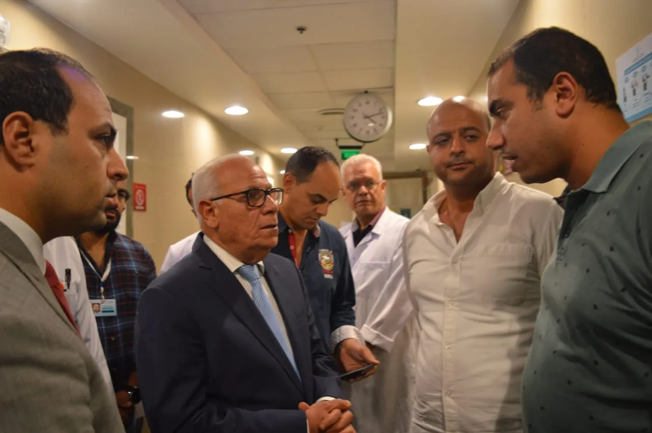 محافظ بورسعيد يزور مصابي حادث طريق 30 يونيو 