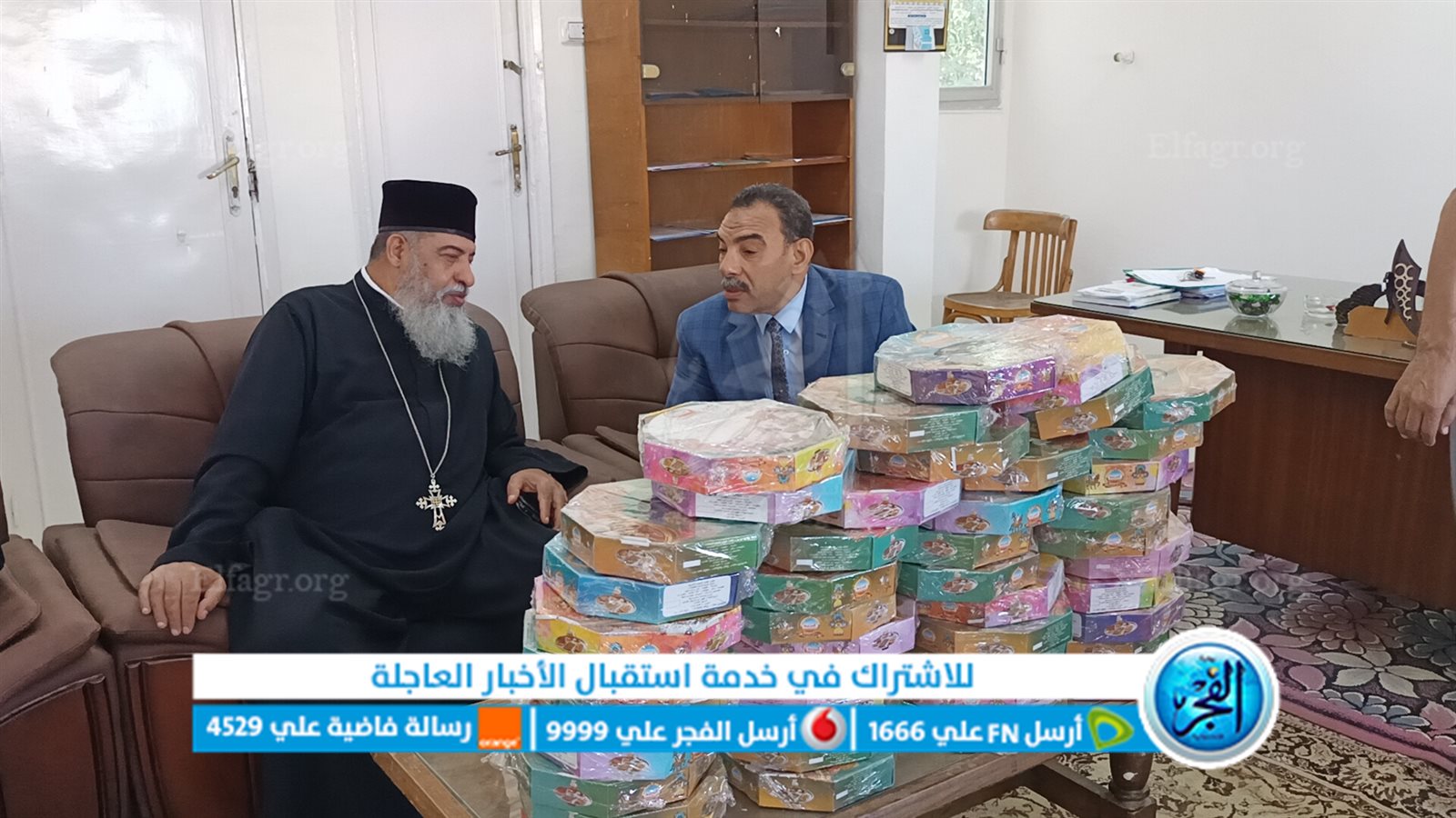 راعى الكنيسة الكاثوليكية بالبحر الأحمر يوزع حلوي المولد