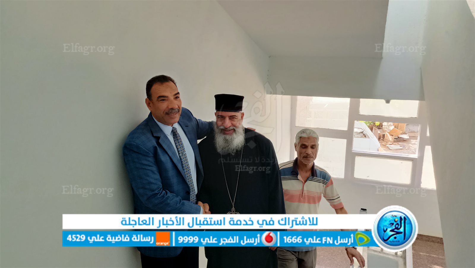 القمص يوانس أديب وكيل مطرانية الأقباط الكاثوليك يوزع حلوي المولد النبوي