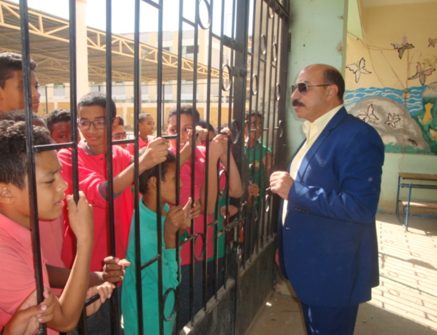 جولة محافظ أسوان بإحدى المدارس